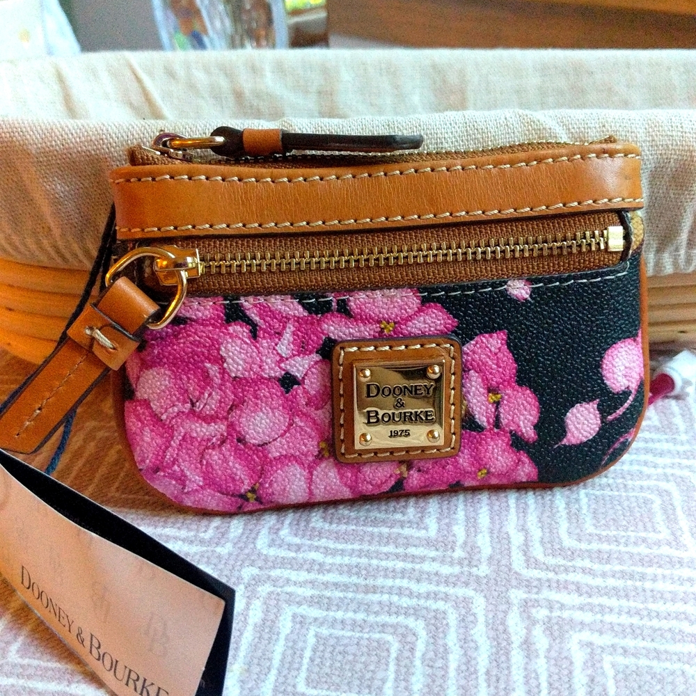 **NWT** Dooney and Bourke Hydrangea Coin case!!
